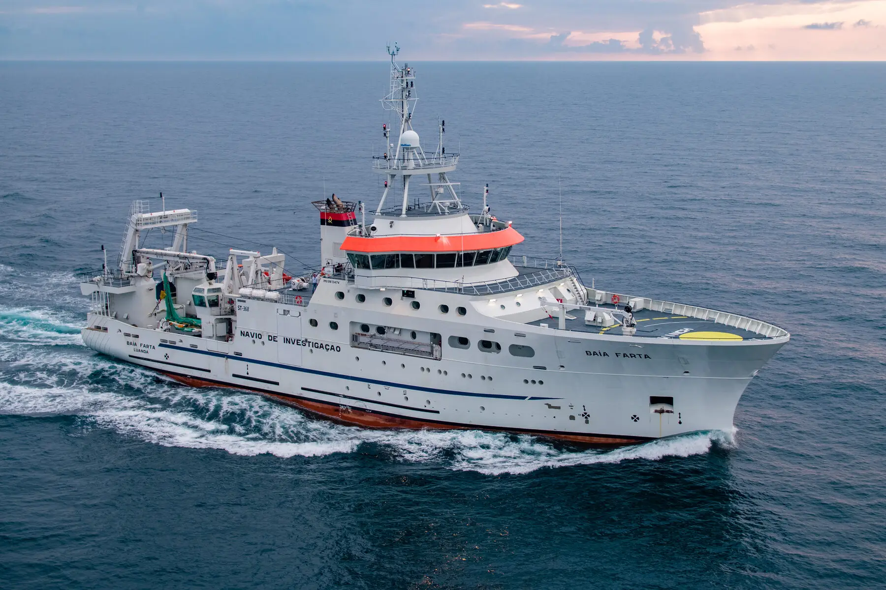 The research vessel BAIA FARTA under way